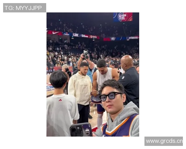 布克赛后与模仿者中国布克亲密合影赠送签名球衣展现友谊与支持 布克赛后与模仿者中国布克亲密合影赠送签名球衣展现友谊与支持