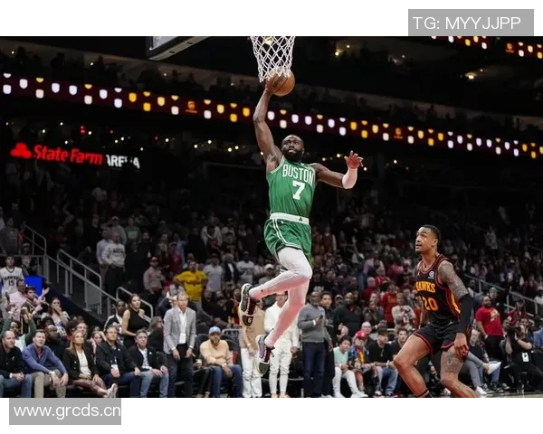 杰伦布朗三节狂砍30分5篮板助力球队进攻势头强劲 杰伦布朗三节狂砍30分5篮板助力球队进攻势头强劲