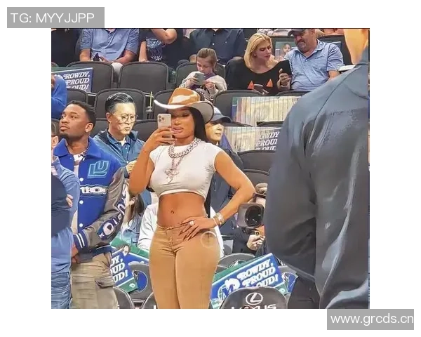 女友现场观战克莱表现失常末节未上场仅得8分失误2次令人失望 女友现场观战克莱表现失常末节未上场仅得8分失误2次令人失望