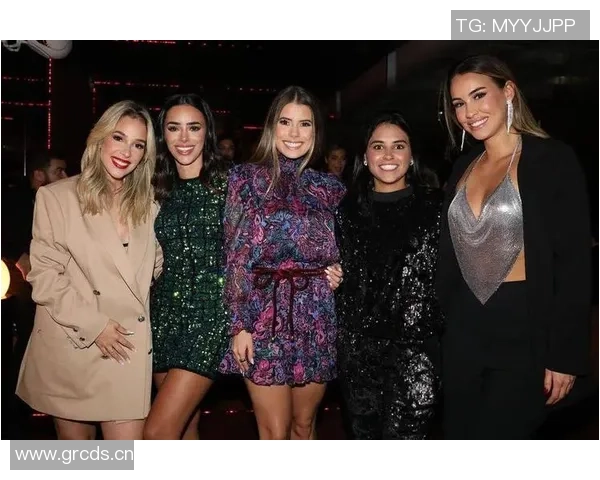 内马尔携家人共度甜蜜时光演唱会现场与女友亲密互动引热议