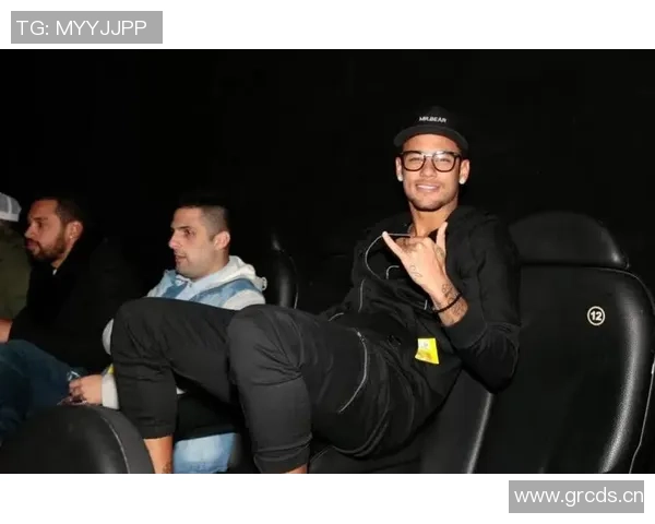 内马尔携家人共度甜蜜时光演唱会现场与女友亲密互动引热议