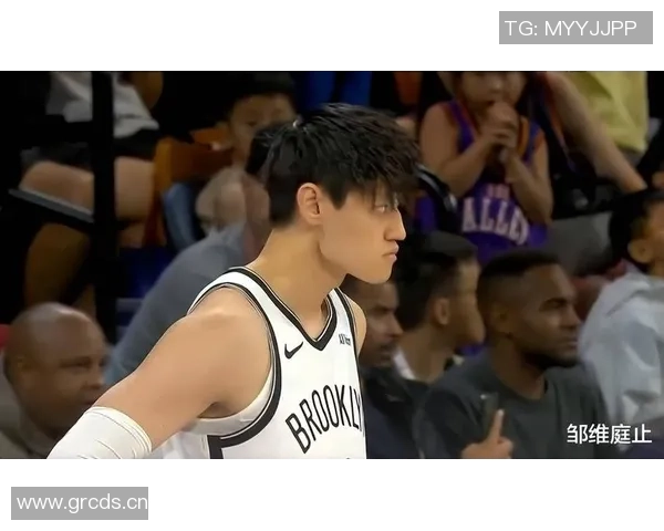 曾凡博全力以赴抢断狄龙皮球倒地争抢引发犯规争议